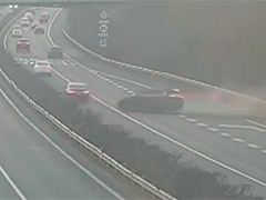 新手司机变道超车误判 两车相撞酿事故