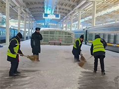 新疆北部地区持续降雪 多部门联动保畅通