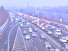 北京中小学开学首日 交通压力突出