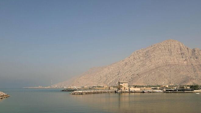 全球航运巨头暂停通过霍尔木兹海峡的航运