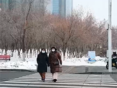 新疆乌鲁木齐晚高峰遇降雪 交警加强执勤保安全