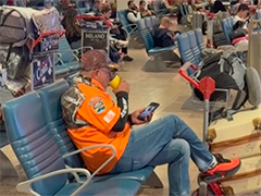 阿联酋领空关闭 航班停运 大量旅客滞留