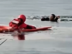 男子冰钓坠入冰河 消防紧急救援