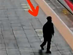 旅客突发疾病晕倒 客运员紧急施救