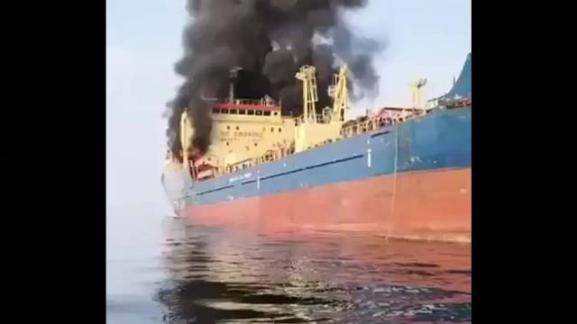 一艘油轮在阿曼港口附近遇袭