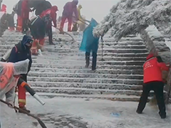 雨雪来袭 泰山景区暂停开放