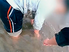 男孩腿陷泥沙 警民合力刨沙施救