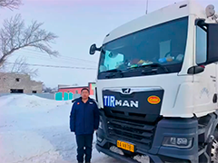 货运司机暴风雪中勇救5辆被困车辆