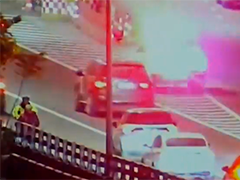 重庆行人屡闯高速"散步"民警截停消除隐患