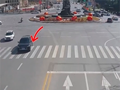 重庆巫溪 孕妇临产民警开道送医 顺利生下双胞胎