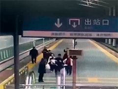 旅客乘扶梯不慎摔倒 乘警及时救助