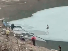 云南迪庆游客违规进入未开发区域 踩破冰面坠湖