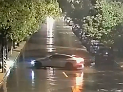 横车守护徒手救援 雨夜救助平凡善举