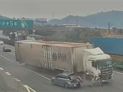 错过路口踩实线 变道被撞负全责