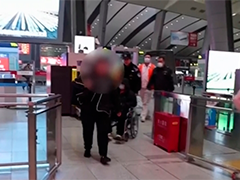 旅客途中病情加重 众人救助及时送医