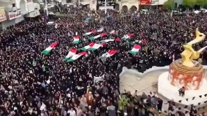 伊朗一小学遭袭 165人死亡 伊朗民众为死者举行悼念仪式和葬礼