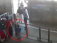 广西岑溪 列车到站母子