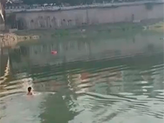 纵身跃入冰冷河水 两代人携手勇救落水者