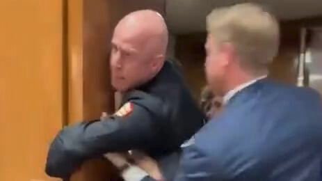 美退役军人在国会抗议对伊朗军事行动被强行驱离