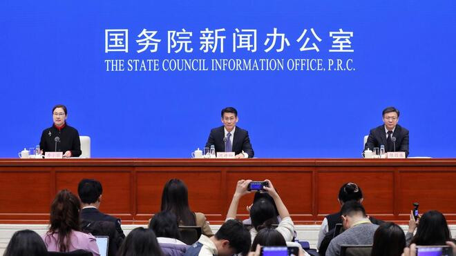 政府工作报告解读 把保障和改善民生摆在更加重要的位置