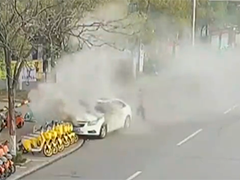 江西九江 轿车路上起火 路人合力扑救