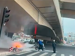 南宁电动自行车电池燃爆 公交司机挺身施救