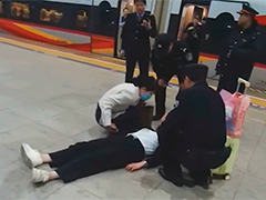 广西贵港旅客乘车途中突发抽搐 众人合力救助送医