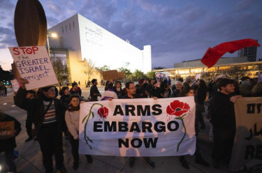 以色列民众示威集会 要求美以结束侵略