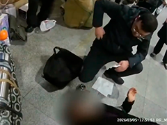 铁路上海站男子晕眩倒地 民警紧急施救