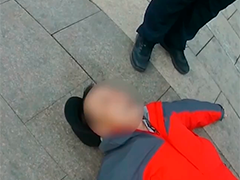 北京站旅客突然晕倒 民警及时救助