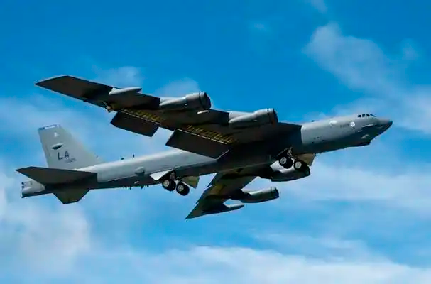 美B-52战略轰炸机进驻英国空军基地