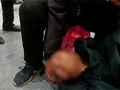 邯郸站旅客突然晕倒 众人协力及时送医