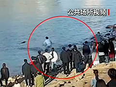 甘肃兰州 女子落水 众人合力救援