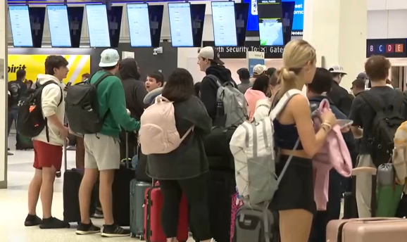 美国政府部门"停摆" 部分机场安检排长队