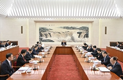 十四届全国人大四次会议主席团常务主席第一次会议举行