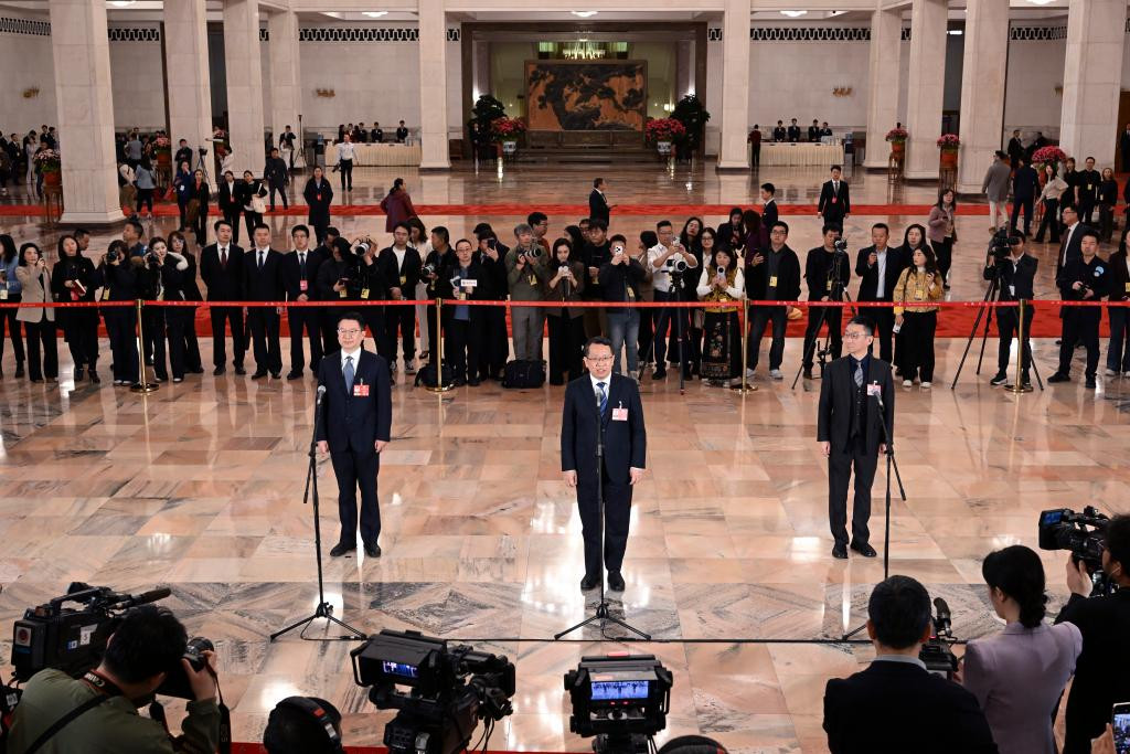 全国政协十四届四次会议第三场"委员通道"开启
