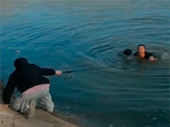 宁夏灵武 爷孙落水被困 众人合力施救