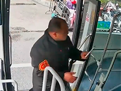 上海网约车乘客手机滑落路边 公交司机细心检回