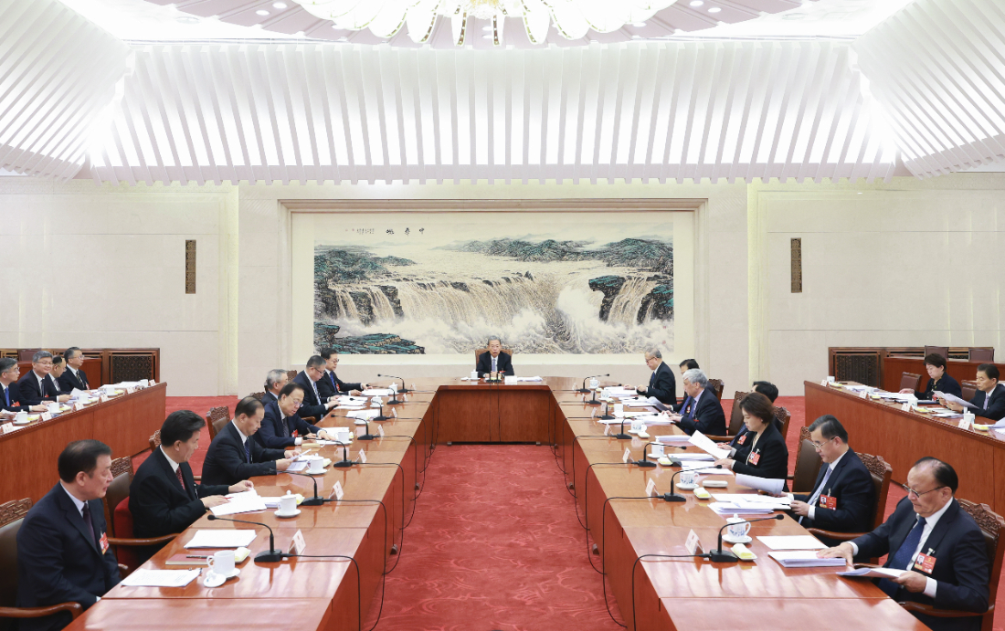 十四届全国人大四次会议主席团常务主席第二次会议举行