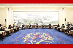 王沪宁看望参加全国政协十四届四次会议宣传报道的新闻工作者代表