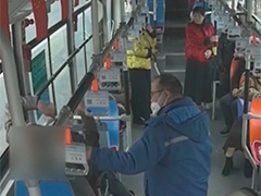 山西太原 争分夺秒!公交车驾驶员救助发病老人