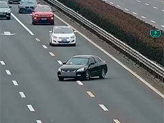高速倒车险象环生 交警严处记满12分