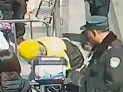 上海松江 幼童异物卡喉险窒息 骑手果断出手相助