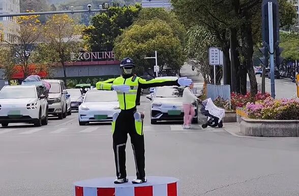 深圳"机器人交警"上岗指挥交通