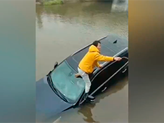 江西上饶越野车冲入河中 三兄弟联手救人