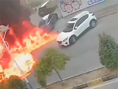 广东潮州厢式货车突发自燃 引燃路边多辆车