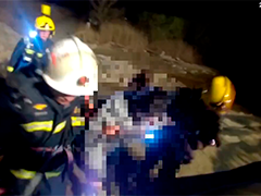 上海崇明 女子被困滩涂 警消联动施救