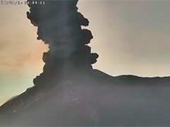 菲律宾 坎拉翁火山再次喷发 火山灰柱高达五千米