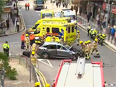 香港九龙湾私家车冲上人行道致9人受伤 司机疑误踩油门被捕