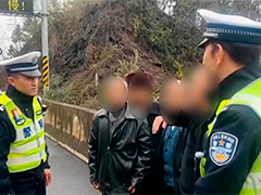 贵州毕节四位老人"神操作" 逆行上了高速路